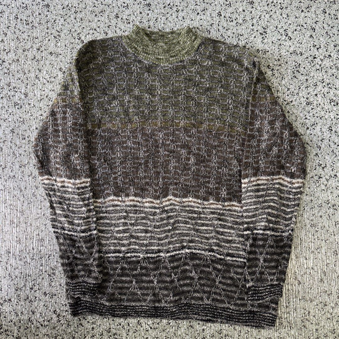 Knited Sweater (Category: Coats, Jackets and Outerwear) located in Baguio. Submitted by secondoption.ph (Listing ID 1467397631, Image 1). Description: Size medium Length 25.5 Width 21.