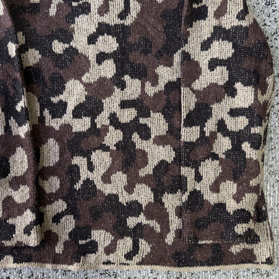 Knited Sweater (Category: Coats, Jackets and Outerwear) located in Baguio. Submitted by secondoption.ph (Listing ID 1467398283, Image 3). Description: Size medium Length 24 Width 21.5.