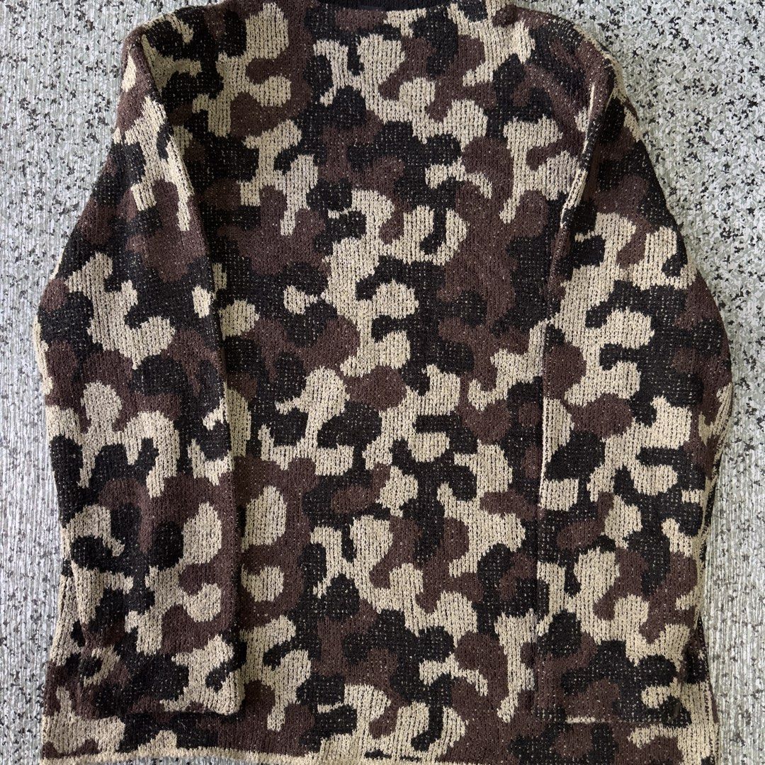 Knited Sweater (Category: Coats, Jackets and Outerwear) located in Baguio. Submitted by secondoption.ph (Listing ID 1467398283, Image 2). Description: Size medium Length 24 Width 21.5.