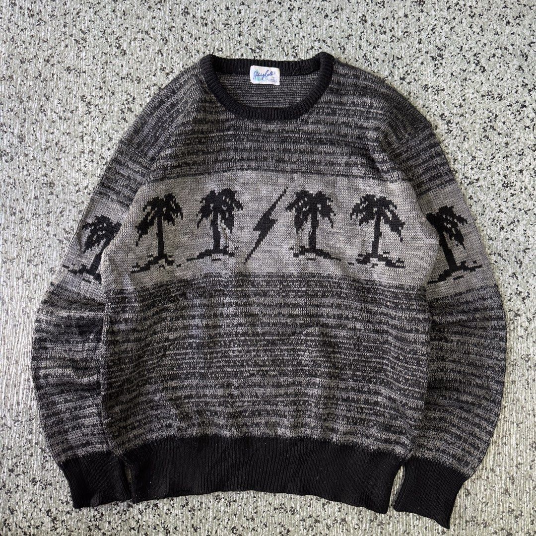 Knited Sweater (Category: Coats, Jackets and Outerwear) located in Baguio. Submitted by secondoption.ph (Listing ID 1467398512, Image 1). Description: Size medium Length 23 Width 19.