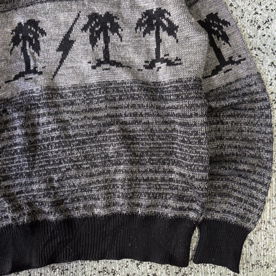 Knited Sweater (Category: Coats, Jackets and Outerwear) located in Baguio. Submitted by secondoption.ph (Listing ID 1467398512, Image 3). Description: Size medium Length 23 Width 19.