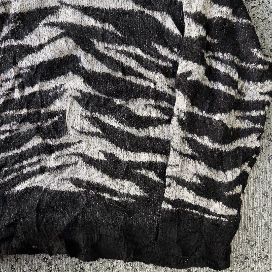 Knited Sweater (Category: Coats, Jackets and Outerwear) located in Baguio. Submitted by secondoption.ph (Listing ID 1467398855, Image 3). Description: Size medium Length 26 Width 23.5.