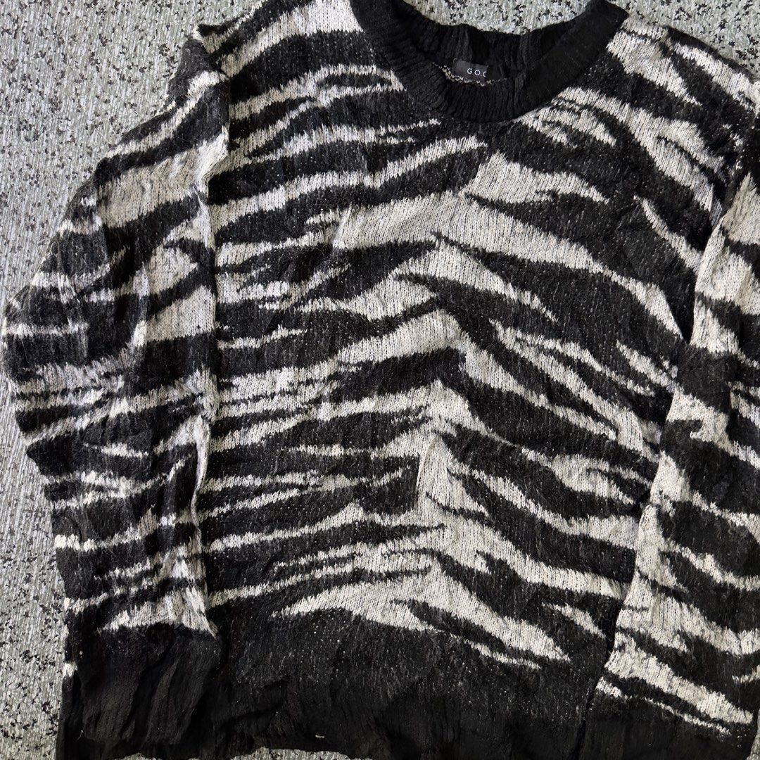 Knited Sweater (Category: Coats, Jackets and Outerwear) located in Baguio. Submitted by secondoption.ph (Listing ID 1467398855, Image 2). Description: Size medium Length 26 Width 23.5.