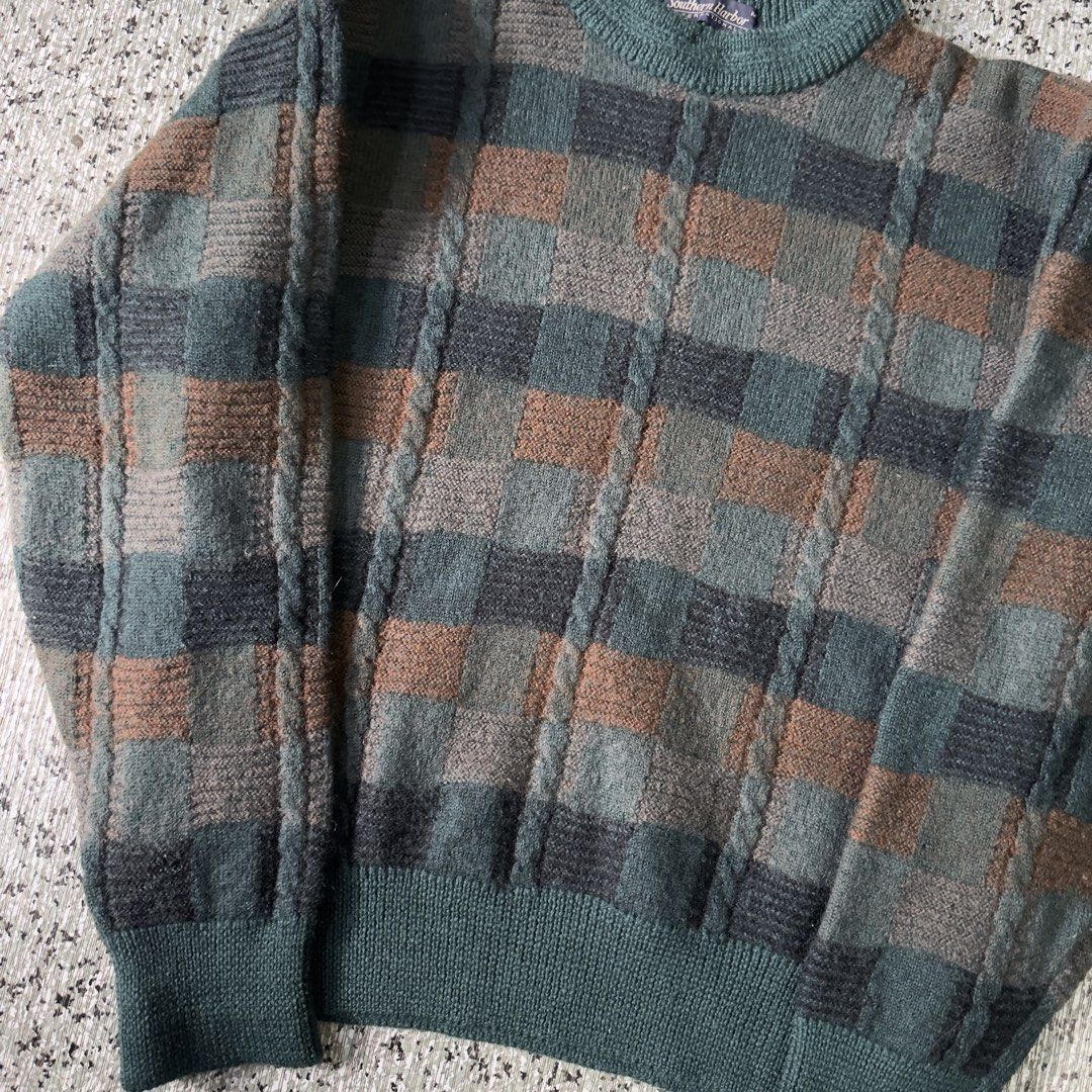 Knited Sweater (Category: Coats, Jackets and Outerwear) located in Baguio. Submitted by secondoption.ph (Listing ID 1467401086, Image 2). Description: Size small-med Length 21 Width 19.