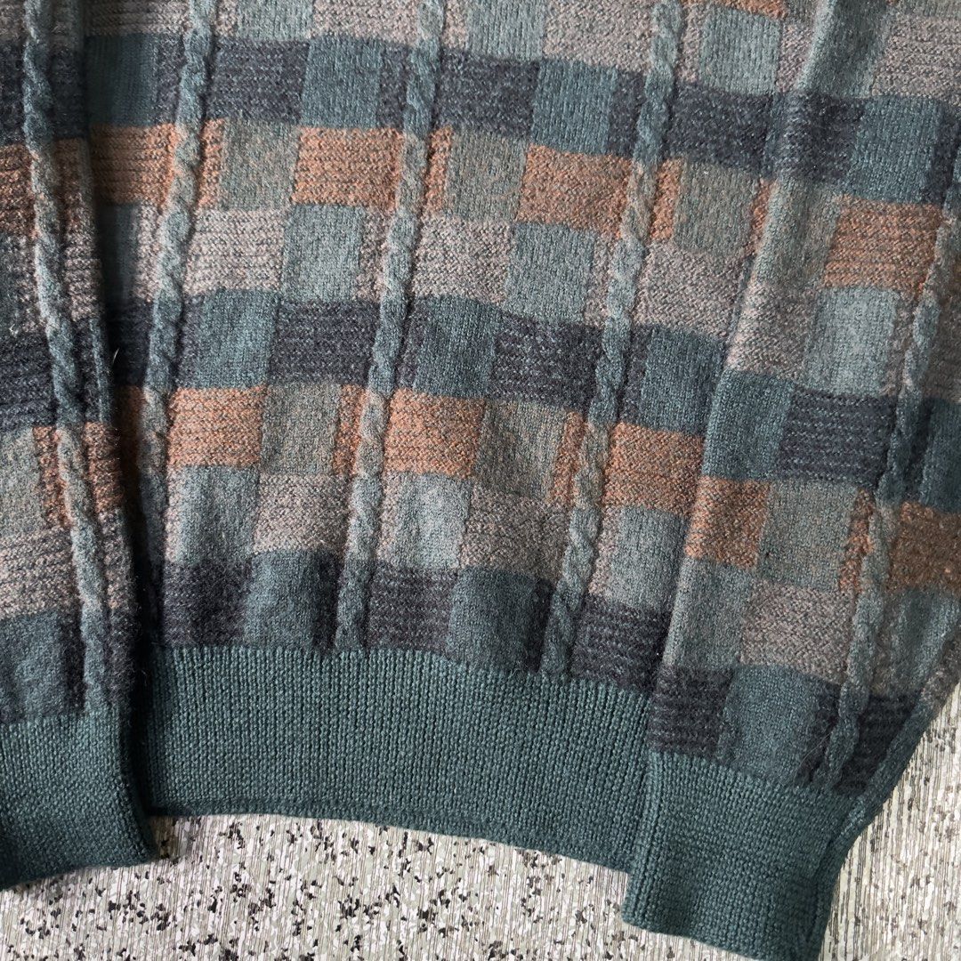 Knited Sweater (Category: Coats, Jackets and Outerwear) located in Baguio. Submitted by secondoption.ph (Listing ID 1467401086, Image 3). Description: Size small-med Length 21 Width 19.