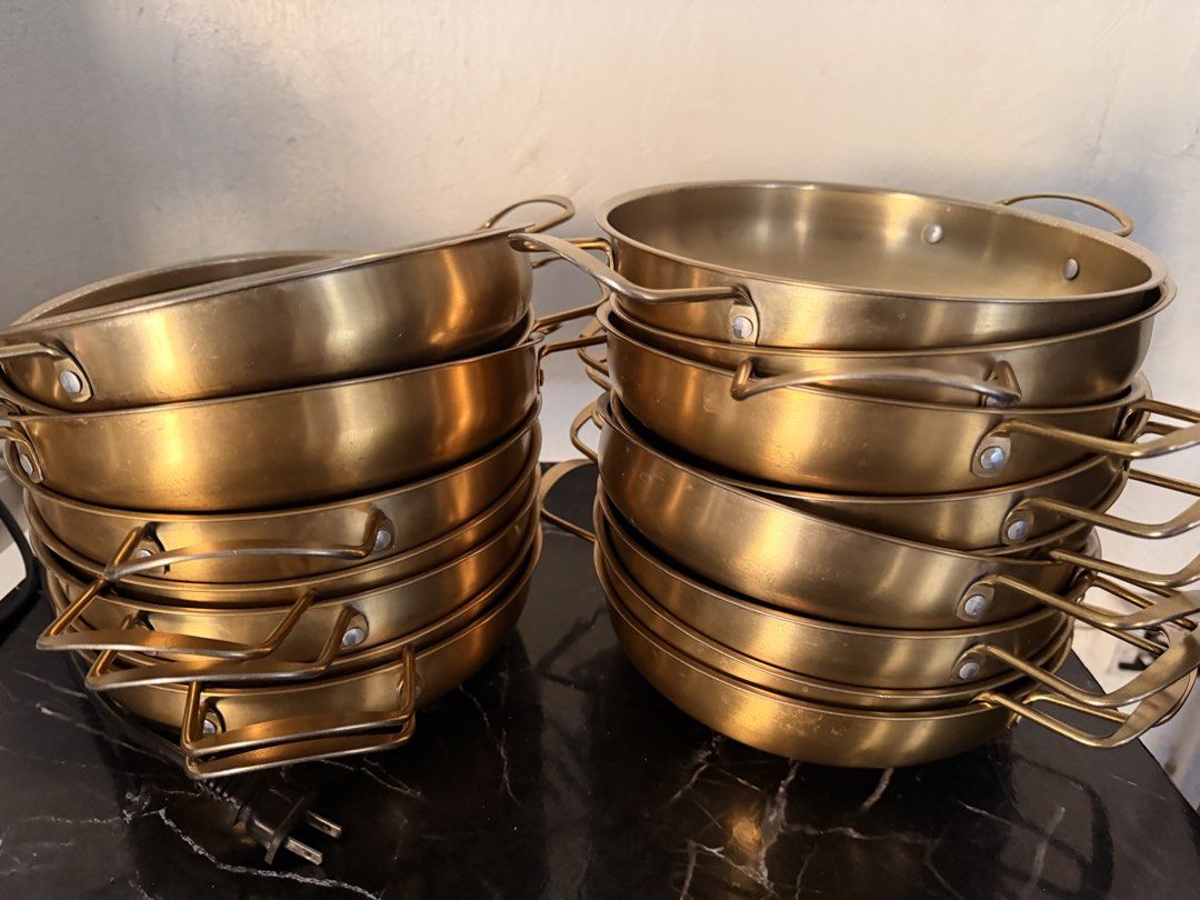 Korean gold ramen pot 22cm 17pcs set (Category: Cookware & Accessories) located in Mandaluyong City. Submitted by classymissy014 (Listing ID 1467548918, Image 3). Description: - Size: 22cm & 20cm diameter Ramen pot 2000 all in.