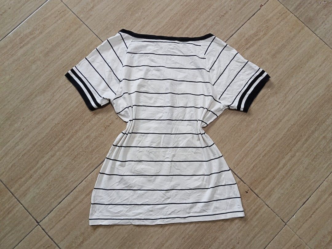 Lacoste Blouse (Category: Activewear) located in Glan. Submitted by cpaharodde48008 (Listing ID 1467600524, Image 2). Description: Lacoste Blouse like new condition size 40.
