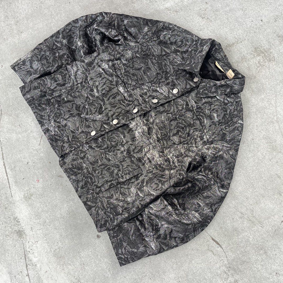 Laura Ashley Metallic Rose Jacquard Jacket (Category: Coats, Jackets and Outerwear) located in General Mariano Alvarez. Submitted by aaronatas819577 (Listing ID 1467396346, Image 2). Description: - Brand: Laura Ashley - Size: Large - Color: Metallic Black - Material: Shell (65% rayon, 29% polyester, 6% metallic), Lining (100% polyester) - Design: Textured rose pattern throughout with front pockets and silver-toned buttons - Details: Fully lined i