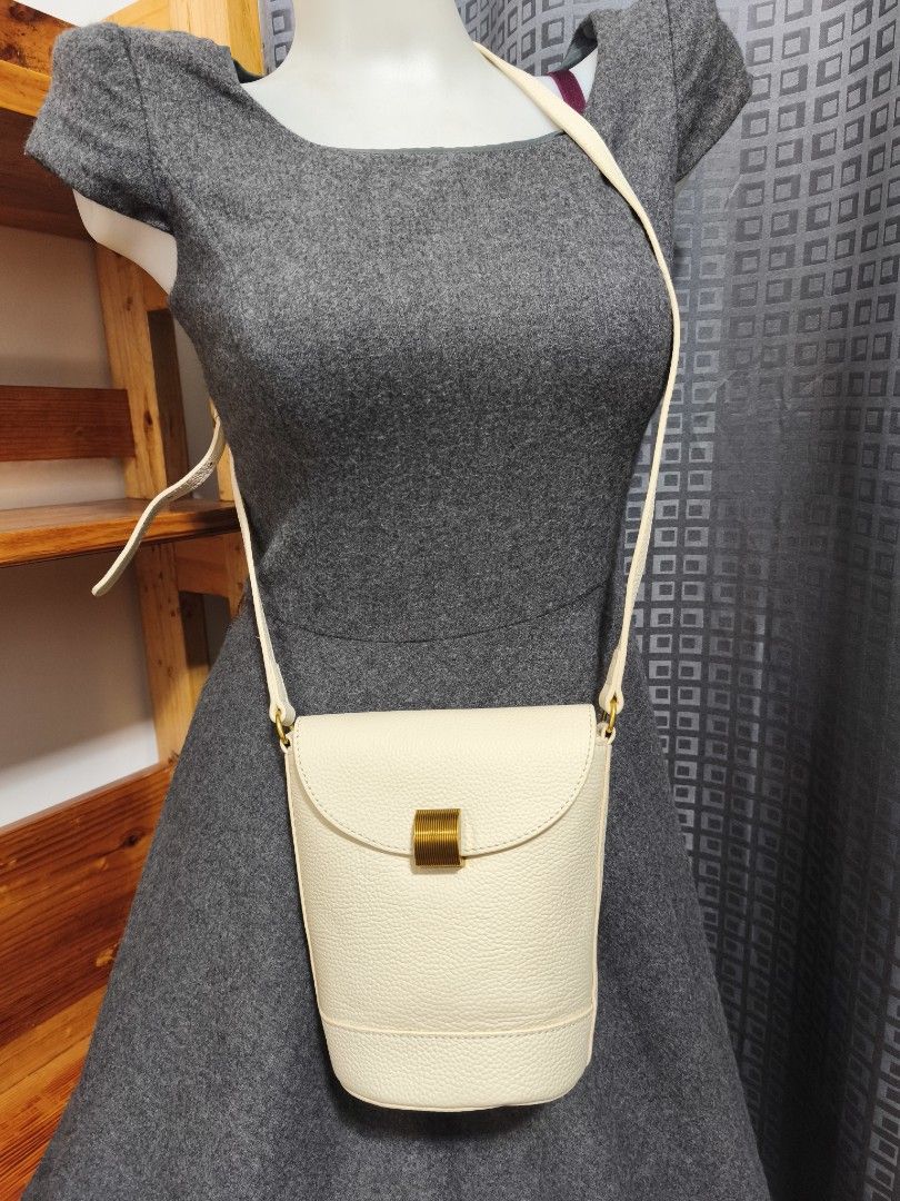 Leather crossbody bag (Category: Cross-body Bags) located in Baguio. Submitted by queenlyne_vintage_rare_finds (Listing ID 1467386690, Image 1). Description: .