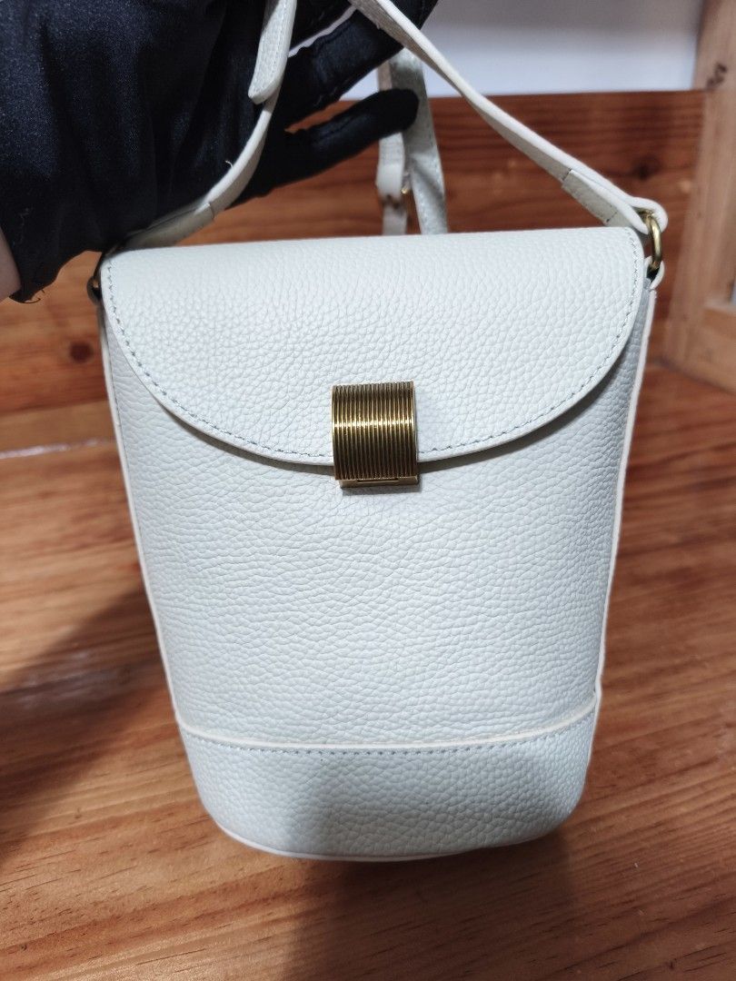 Leather crossbody bag (Category: Cross-body Bags) located in Baguio. Submitted by queenlyne_vintage_rare_finds (Listing ID 1467386690, Image 2). Description: .