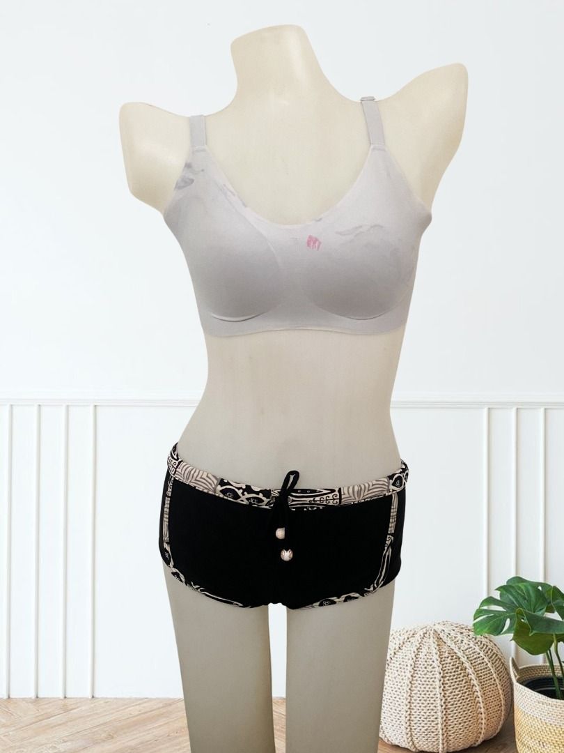 leloch.co BR0191 | Medium Light Gray Padded Bralette Top Adjustable Straps (Category: Undergarments & Loungewear) located in Mandaue City. Submitted by leloch.co (Listing ID 1467498484, Image 2). Description: 📌 IMPORTANT NOTE: The photos that the mannequin is wearing are actual. The human model is just an AI representation of how to style the clothes. 🛍️ PRODUCT DETAILS Item: Padded Bralette Top Item Code: BR0191 Color: Light Gray / Cool Gray S