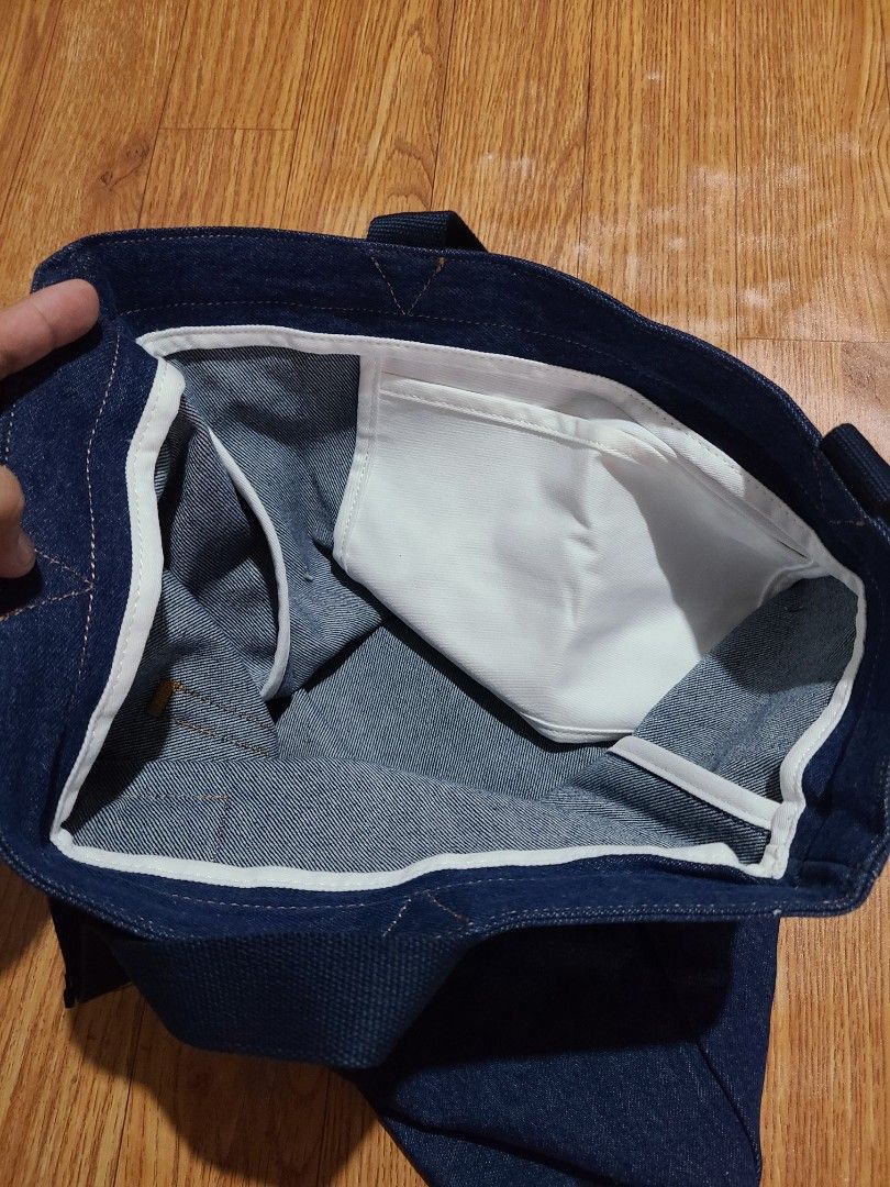 Levi's Back Pocket Tote (Category: Belt bags, Clutches and Pouches) located in Caloocan City. Submitted by naldz82 (Listing ID 1467369033, Image 2). Description: Levi's Back Pocket Tote Brand new check pic for dimes Meet up or Pick up: North Caloocan Bagong Silang MOP: Palawan Pay, MAYA Courier: Lalamove Or J&T Price: 1.1k each.