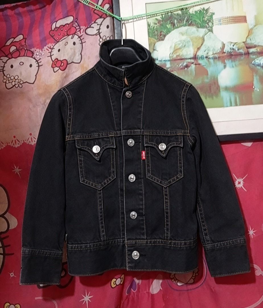 Levi's Black Denim Jacket with Contrast Stitching (Category: Coats, Jackets and Outerwear) located in Caloocan City. Submitted by grandcloud.a0efa7 (Listing ID 1467589759, Image 1). Description: Levi's Black Denim Jacket — Unisex Small ✨ Original Levi's, excellent condition 🔹 Red Tab — legit 📏 Size Small, unisex 💰 ₱600 | 📍 Valenzuela 🚚 Shipping J&T — buyer's cost Message to buy! 😊.