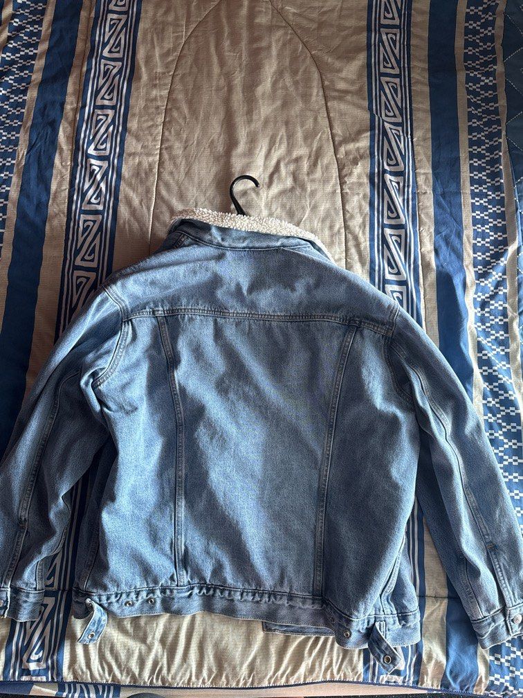 LEVIS DENIM JACKET WITH FUR SIZE LARGE (Category: Coats, Jackets and Outerwear) located in Caloocan City. Submitted by wasabrief (Listing ID 1467405720, Image 2). Description: Bought it January 2026, only used it once this September. Looks new RFS: too loose for me now.