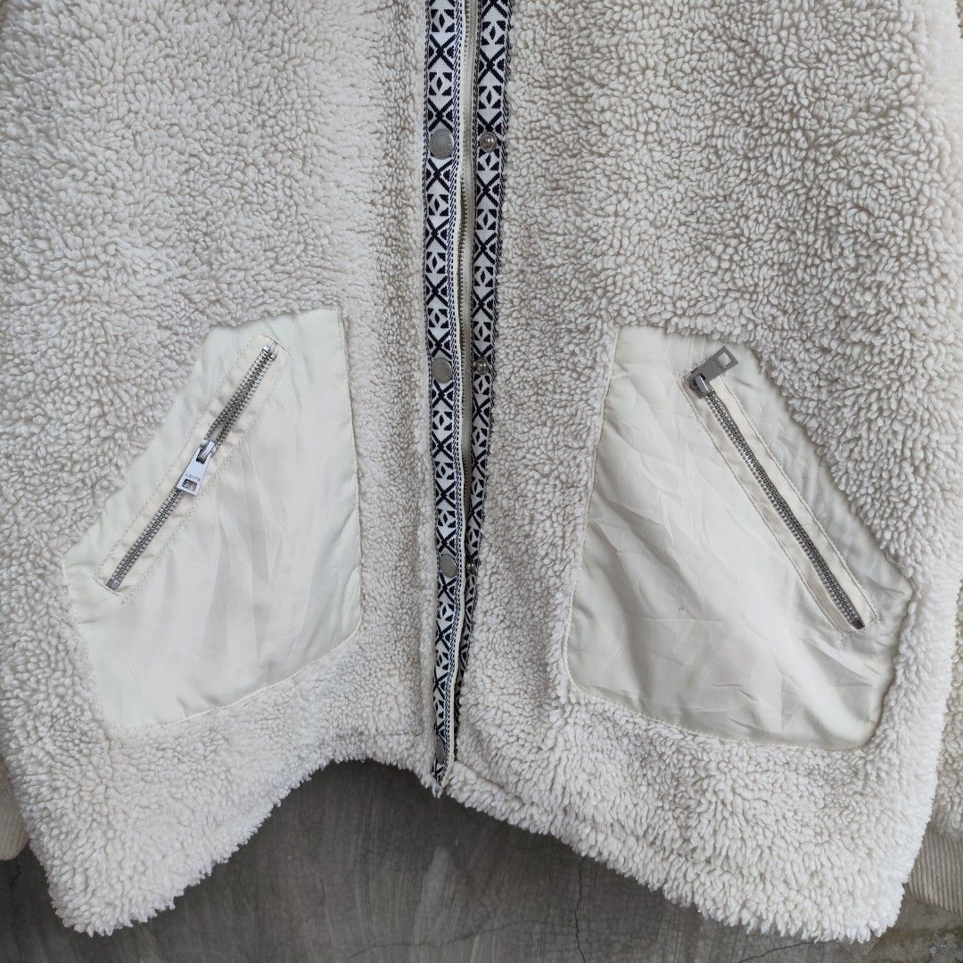 Levis Faux Faur Jacket (Category: Coats, Jackets and Outerwear) located in Tayabas. Submitted by streetdept.ph (Listing ID 1467448819, Image 3). Description: Levis Faux Faur Jacket Measurements (inches): Width 24.5 Length 26.5 Size: XL Very good condition Flaw: stain and flaws near ribbings.