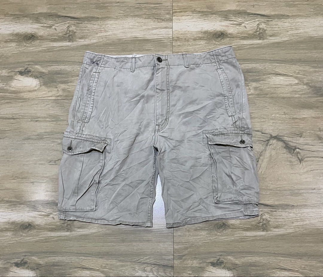 Levi's men's cotton canvas cargo shorts (Category: Shorts) located in San Carlos City. Submitted by latumsthrift (Listing ID 1467480229, Image 1). Description: Levi’s men’s cotton canvas cargo shorts Size 36 on tag Length 22 Leg Hole 11 Excellent Condition Dm📩.