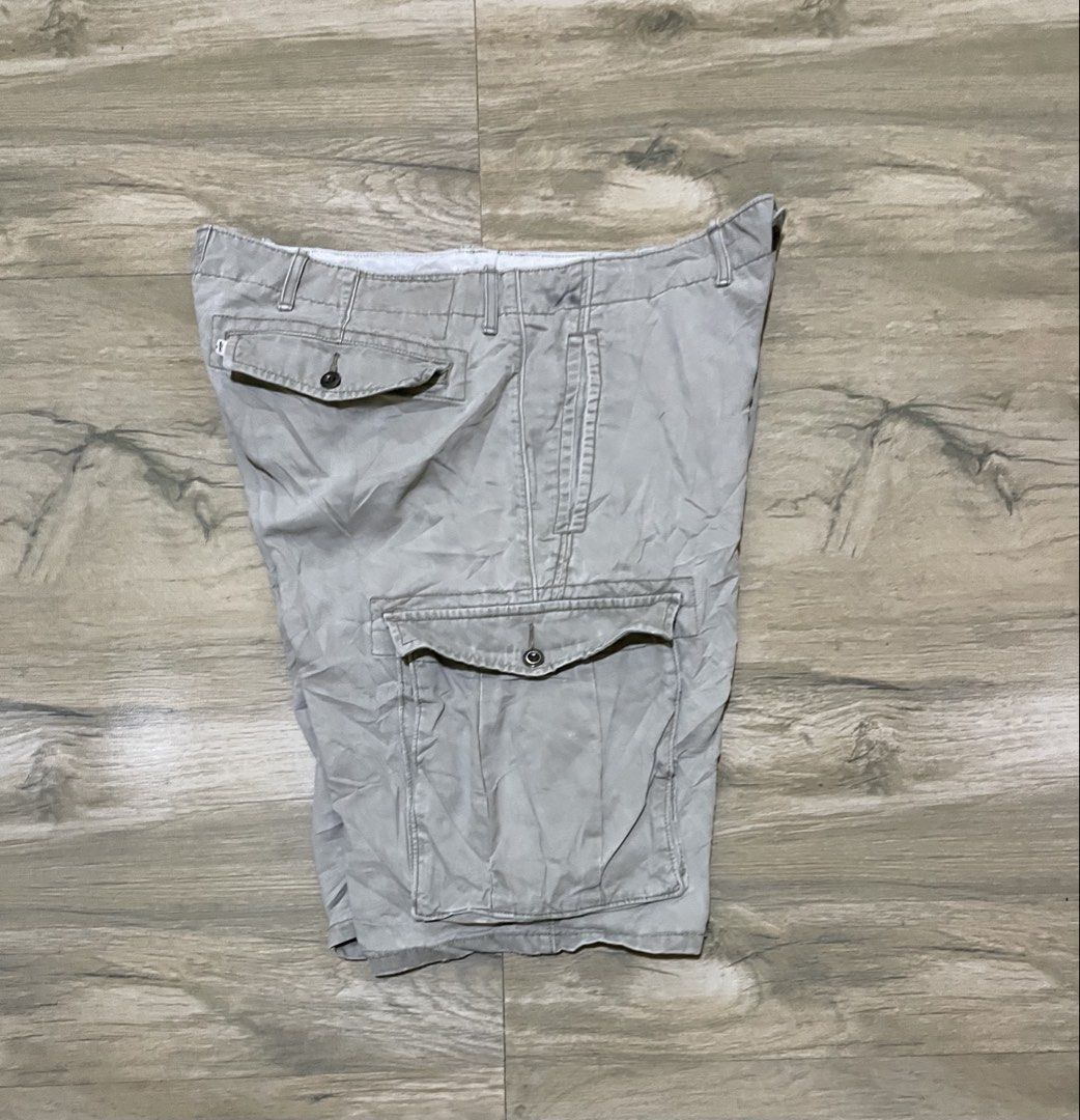 Levi's men's cotton canvas cargo shorts (Category: Shorts) located in San Carlos City. Submitted by latumsthrift (Listing ID 1467480229, Image 3). Description: Levi’s men’s cotton canvas cargo shorts Size 36 on tag Length 22 Leg Hole 11 Excellent Condition Dm📩.