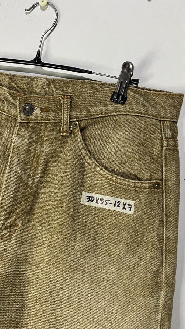 Levis pants (Category: Jeans) located in Jaen. Submitted by oshimamark58418 (Listing ID 1467405966, Image 3). Description: WIDTH 30 LENGTH 35 THIGH 12 LEG OPENING 7.