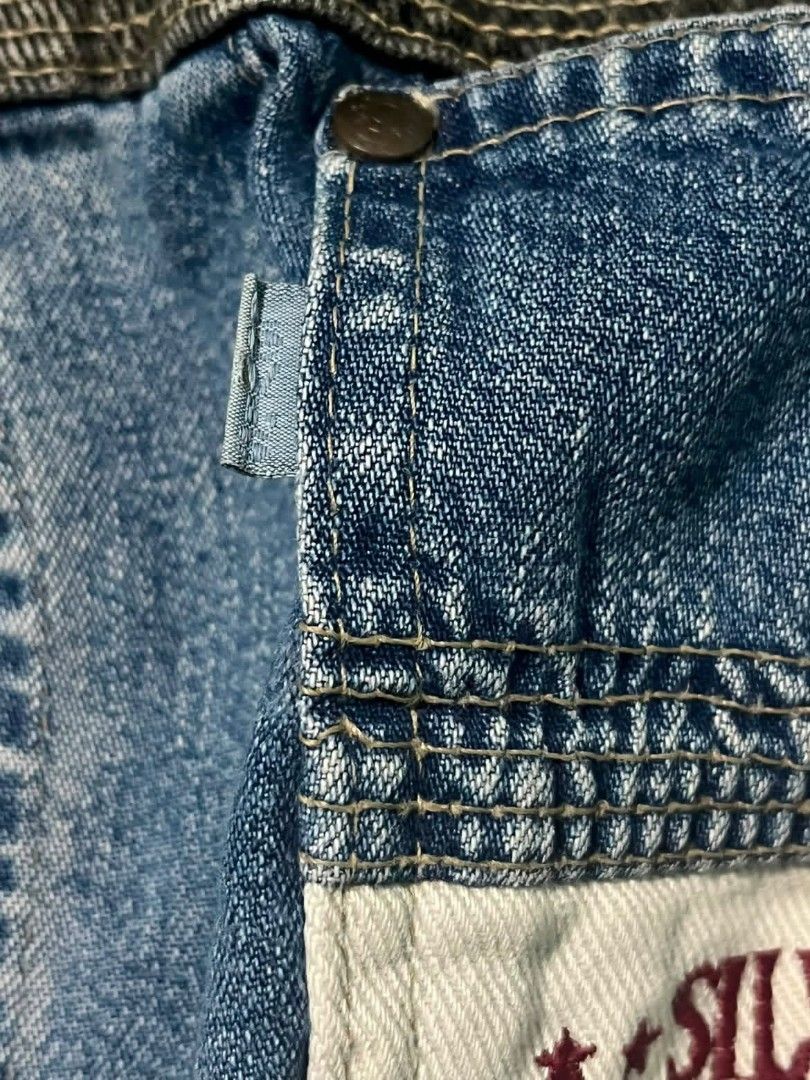 Levi's SilverTab Two-Tone Denim Jacket Medium (Category: Coats, Jackets and Outerwear) located in Manila. Submitted by athenxs (Listing ID 1467453413, Image 2). Description: - Brand: Levi's SilverTab - Style: Two-tone vintage denim jacket (Dark charcoal top / Blue denim bottom) - Size: Medium - Features: Multiple front pockets, button closure, button cuffs, and iconic SilverTab graphic patch - Condition: Excellent vintage condition, streetwear st