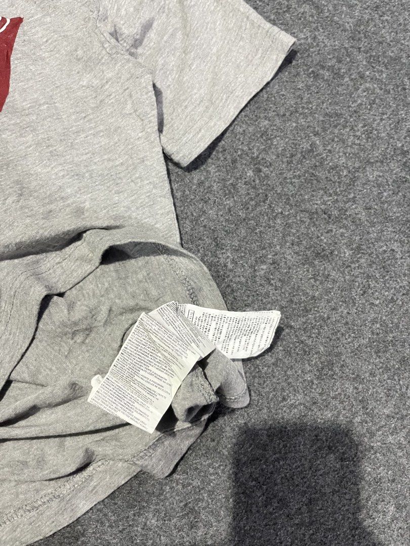 Levi’s tshirt (Category: Tshirts & Polo Shirts ) located in Lapu Lapu. Submitted by jhonrener41426 (Listing ID 1467467363, Image 3). Description: Fit to XS & small Dimes 17x24.5 Excellent condition Color rate 9.8/10 Authentic Issue none .