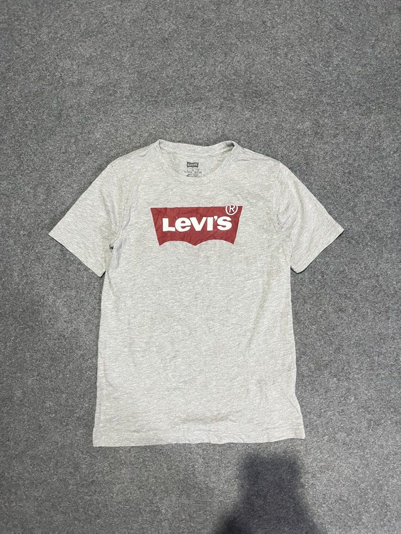Levi’s tshirt (Category: Tshirts & Polo Shirts ) located in Lapu Lapu. Submitted by jhonrener41426 (Listing ID 1467467363, Image 1). Description: Fit to XS & small Dimes 17x24.5 Excellent condition Color rate 9.8/10 Authentic Issue none .