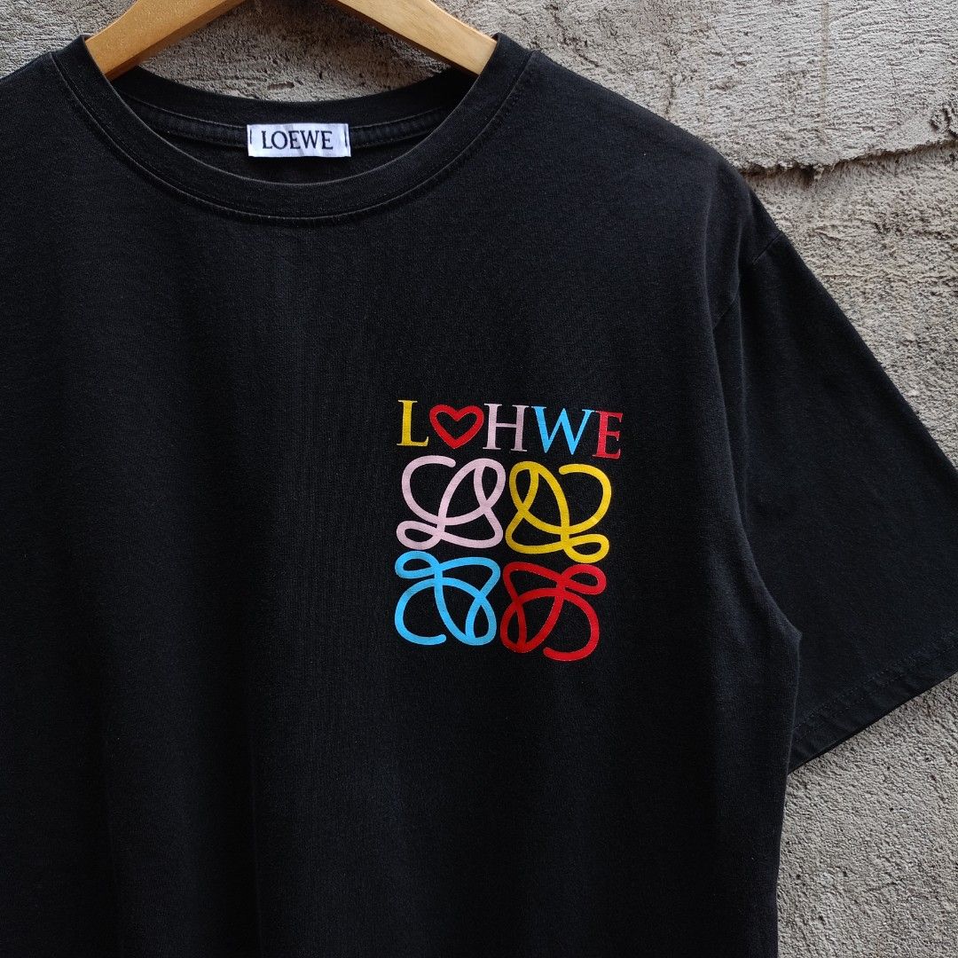 LOEWE BLACK TEE (Category: Formal Shirts) located in Koronadal. Submitted by thriflex.29 (Listing ID 1467477263, Image 3). Description: L*EWE BLACK TEE Size: Medium Measurements: Width 21 Length 27.5 Condition: 9/10 - Excellent Colorate: 9/10 No Issue Mine: 350.