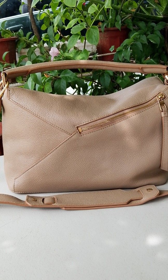 Loewe puzzle bag (Category: Luxury Bags & Wallets) located in Davao. Submitted by baghunterluxxe (Listing ID 1465848849, Image 2). Description: need linis loob medium intact rubber. lining soft leather.