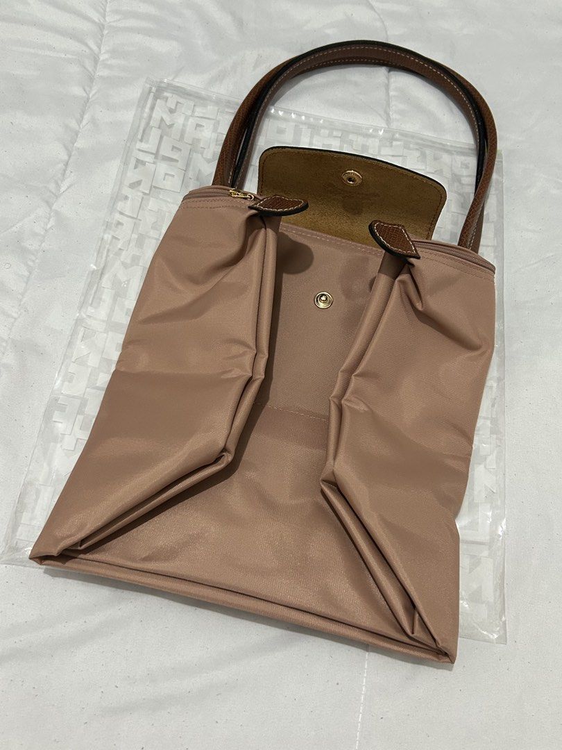 Longchamp Le Pliage Rosette (Category: Luxury Bags & Wallets) located in Quezon City. Submitted by luxurybyluci (Listing ID 1467600983, Image 3). Description: Longchamp Le Pliage Rosette Medium & Large 7,000 Medium 7,500 Large with inclusion authentic .