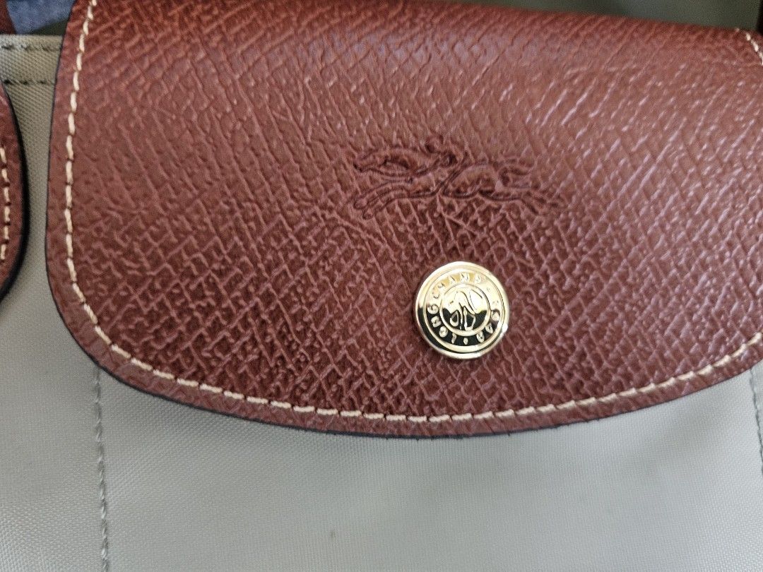 Longchamp Le Pliage Small Short Handle (Category: Luxury Bags & Wallets) located in Taguig. Submitted by rachelmarby (Listing ID 1467388597, Image 2). Description: 🎅🎄 BRAND NEW AND AUTHENTIC Longchamp Le Pliage Small short Handle Comes with paper bag 🖍Color Pebble 🇫🇷 Made in Paris France *Pick up arrangement and fees c/o buye4*.