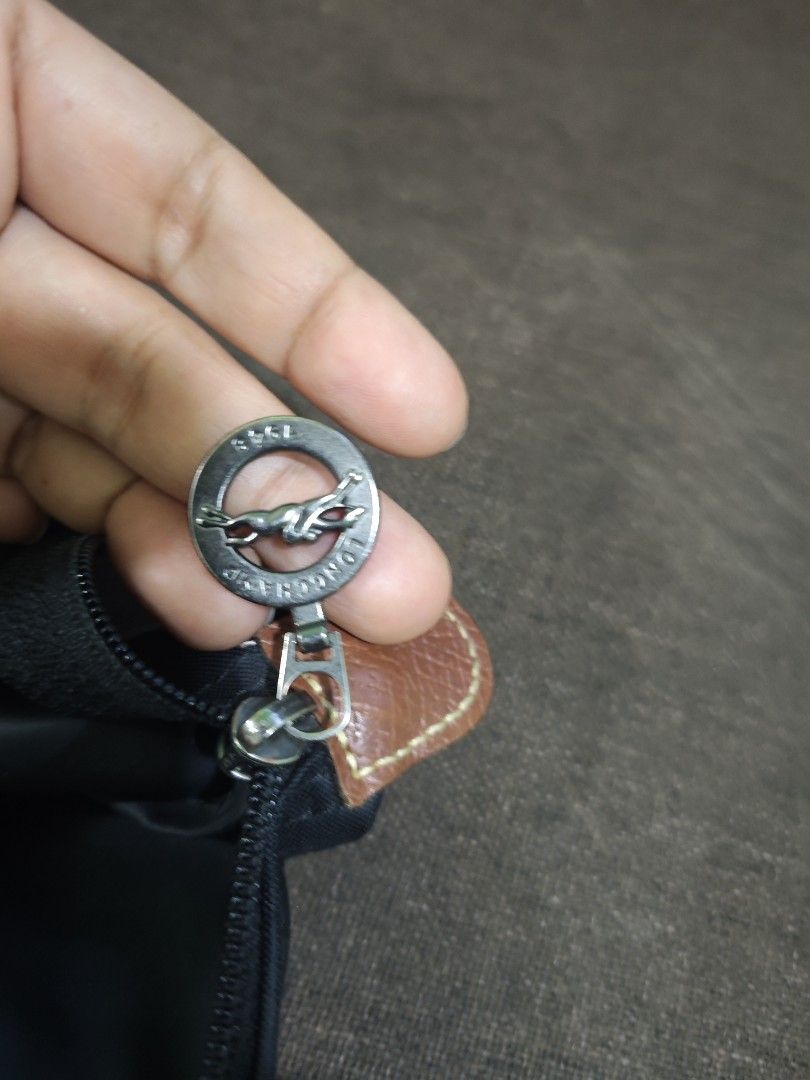 Longchamp med handbag (Category: Shoulder Bags) located in Pili. Submitted by zaneombao03491 (Listing ID 1467371604, Image 3). Description: .