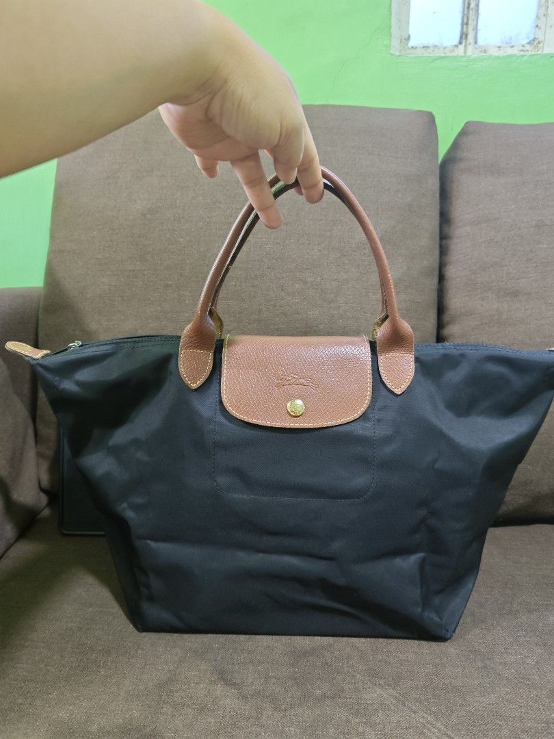 Longchamp med handbag (Category: Shoulder Bags) located in Pili. Submitted by zaneombao03491 (Listing ID 1467371604, Image 1). Description: .