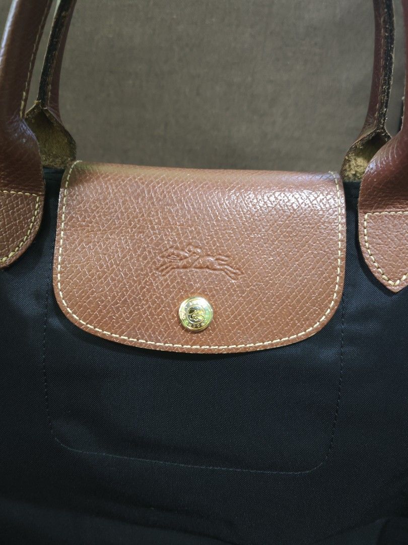 Longchamp med handbag (Category: Shoulder Bags) located in Pili. Submitted by zaneombao03491 (Listing ID 1467371604, Image 2). Description: .