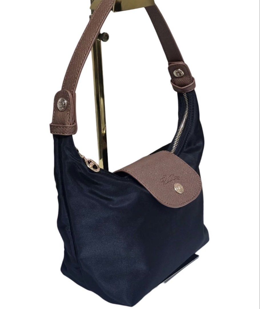 Longchamp Re-Play Small Hobo Bag Black (Category: Luxury Bags & Wallets) located in Mexico. Submitted by littleastrathings (Listing ID 1467481061, Image 2). Description: Longchamp small-medium size With long strap Japan purchased NGA Super ganda pwede kili bag/pwede sling bag Black color Super spacious inside What you see is what you get Brandnew condition Free sf.