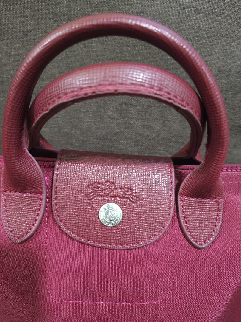 Longchamp small hand/sling bag (Category: Cross-body Bags) located in Pili. Submitted by zaneombao03491 (Listing ID 1467372595, Image 2). Description: .