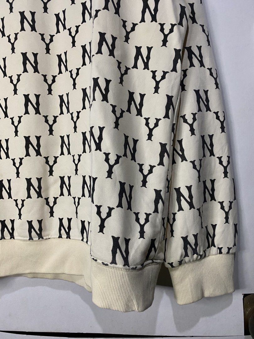 LONGSLEEVE JACKET (Category: Coats, Jackets and Outerwear) located in Jaen. Submitted by oshimamark58418 (Listing ID 1467512238, Image 3). Description: - Brand: MLB New York Yankees - Style: Long sleeve sweatshirt / jacket - Color: Off-white / Cream with black NY monogram print - Features: Large NY logo print on the back, small embroidered NY logo on the chest, ribbed collar, cuffs, and hem - Size: XL - Condition: Excellent, stylish streetwear pi