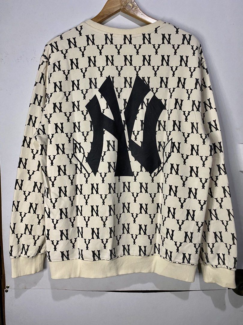 LONGSLEEVE JACKET (Category: Coats, Jackets and Outerwear) located in Jaen. Submitted by oshimamark58418 (Listing ID 1467512238, Image 1). Description: - Brand: MLB New York Yankees - Style: Long sleeve sweatshirt / jacket - Color: Off-white / Cream with black NY monogram print - Features: Large NY logo print on the back, small embroidered NY logo on the chest, ribbed collar, cuffs, and hem - Size: XL - Condition: Excellent, stylish streetwear pi