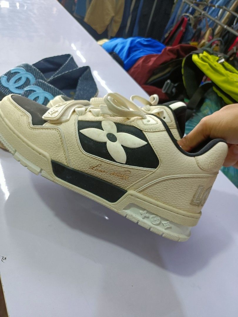 Louis Vuitton LV Trainer Black White Size 8 (Category: Sneakers & Footwear) located in Manila. Submitted by pnjdianne25879 (Listing ID 1467374970, Image 3). Description: - Brand: Louis Vuitton - Model: LV Trainer Sneakers - Colorway: Black and White - Size: US 8 (UK/EU sizing equivalent) - Material: Premium Leather Upper - Details: Velcro strap over laces, signature LV initials on tongue, side flower motif, and large embossed LV lettering on back