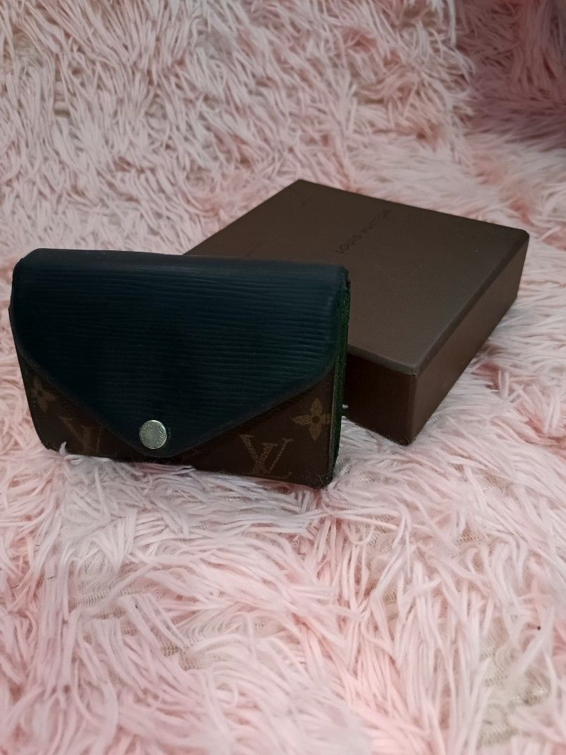 Louis Vuitton Monogram and Epi Leather Wallet (Category: Luxury Bags & Wallets) located in Pagsanjan. Submitted by enci25 (Listing ID 1467424043, Image 1). Description: - Authentic Louis Vuitton trifold wallet - Material: Classic monogram canvas & textured green Epi leather - Interior: Bright green lining with multiple card slots and a coin compartment - Closure: Secure front flap with snap button - Inclusions: Comes with original Louis Vuitton b