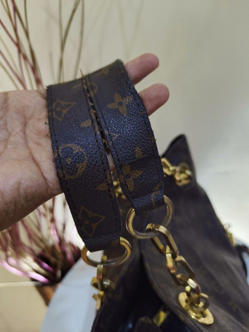 Louis Vuitton Monogram Canvas Tote Bag with Tassel (Category: Luxury Bags & Wallets) located in General Santos City (Dadiangas). Submitted by happyrabbit_42489c (Listing ID 1467524702, Image 3). Description: - Monogram canvas tote bag - Elegant gold-tone chain handles with leather tassel charm - Grey interior lining with zipped divider pocket - Handy open side compartments for easy organization - Stamped leather interior label: Louis Vuitton Pari