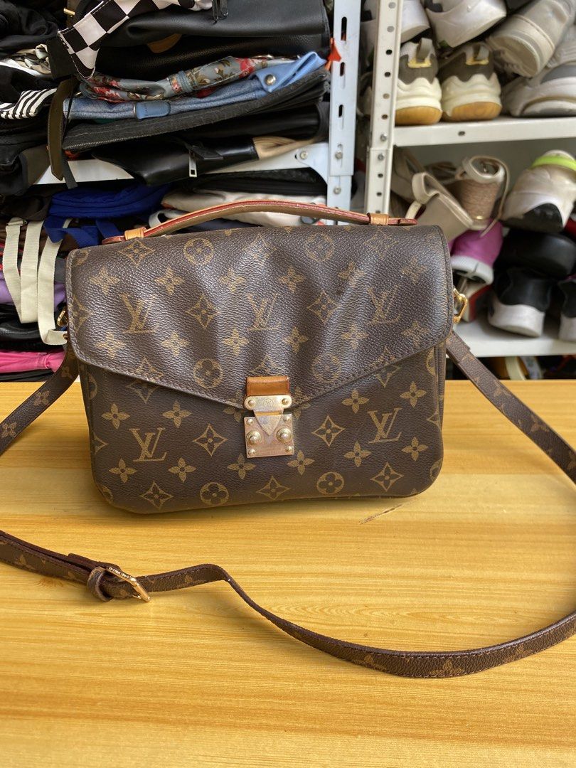 Louis Vuitton Monogram Pochette Métis coded (Category: Luxury Bags & Wallets) located in Davao. Submitted by kurt2021.turtle (Listing ID 1467601235, Image 3). Description: .