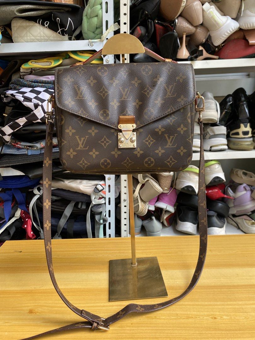 Louis Vuitton Monogram Pochette Métis coded (Category: Luxury Bags & Wallets) located in Davao. Submitted by kurt2021.turtle (Listing ID 1467601235, Image 1). Description: .