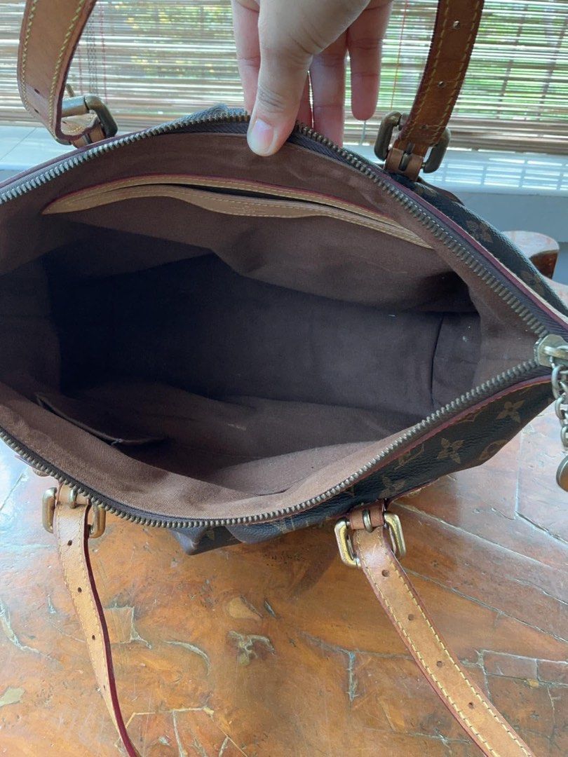 Louis Vuitton Palermo (Category: Luxury Bags & Wallets) located in Tagbilaran City. Submitted by Bunnybebu (Listing ID 1467509115, Image 2). Description: Excellent used condition Large size Searchable code Walang labas piping Kindly inspect all photos carefully for details. Zoom in you must. 📍Tagbilaran City, Bohol ⚠️ This is a thrifted item so please manage your expectations. ❎ Bawal sa maselan at maarte ‼️All sales are final. ‼️ ❌ No return, n