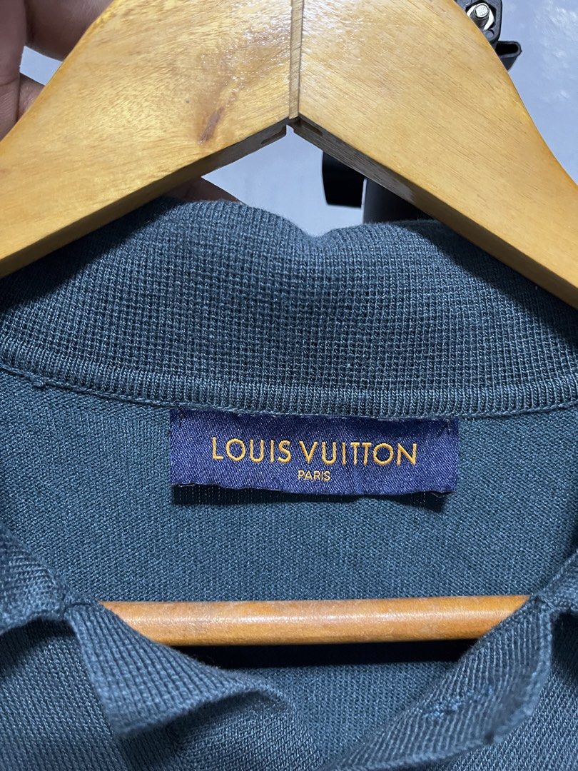 Louis Vuitton Script Logo Knit Polo Dark Green Size S (Category: Tshirts & Polo Shirts ) located in Cabuyao City. Submitted by undergroundthrift03 (Listing ID 1467542882, Image 3). Description: 📌ITEM DETAILS ✅Brand: Louis Vuitton ✅Dimes: 22 X 28 ✅Colorate: 9.8/10 ✅Condition: 9.8/10 ✅Issue: None 💵Mode of payment: Gcash (Pay now ship now) 🛵Mode of shipping: J&t 🏡Location: Cabuyao, Laguna.