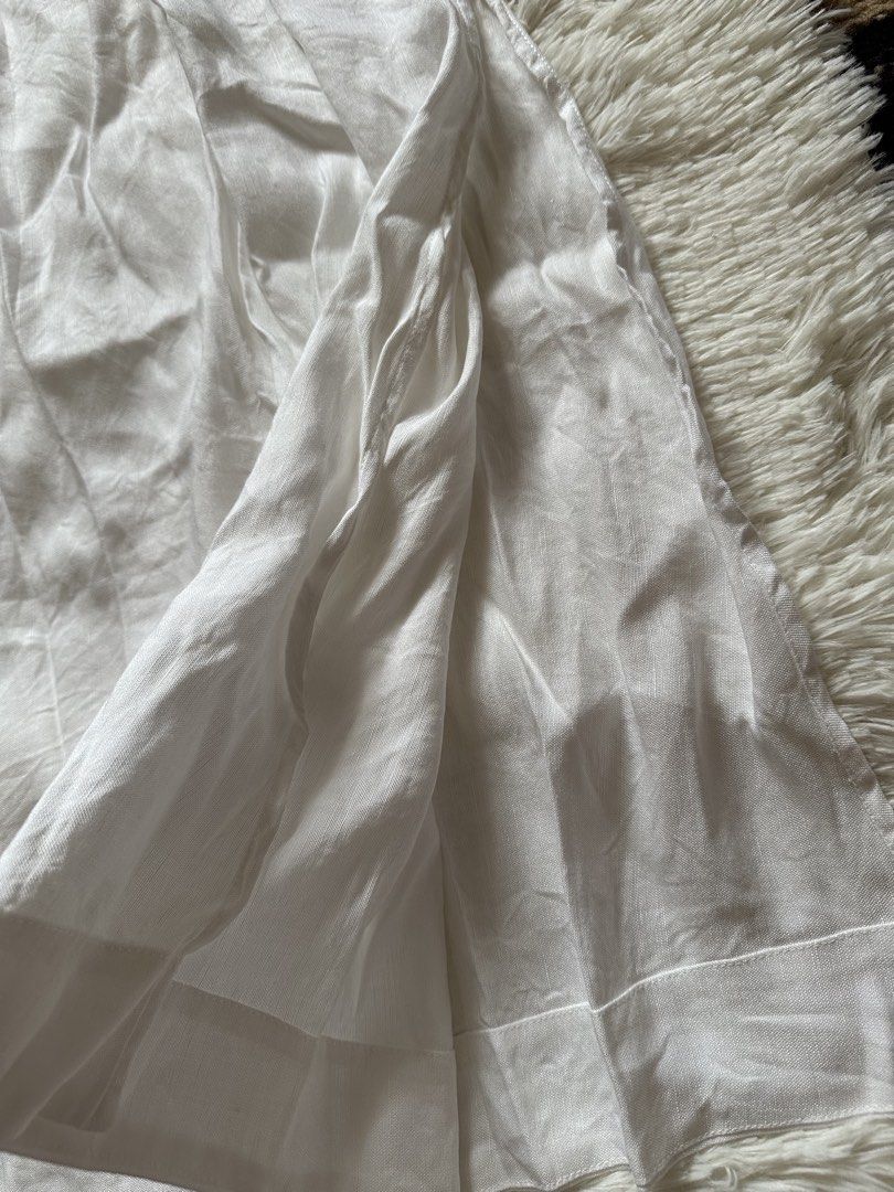 Love Bonito Side Slit Skirt (Category: Skirts) located in Lucena. Submitted by helpmedeclutter07 (Listing ID 1467390660, Image 2). Description: Med on tag.