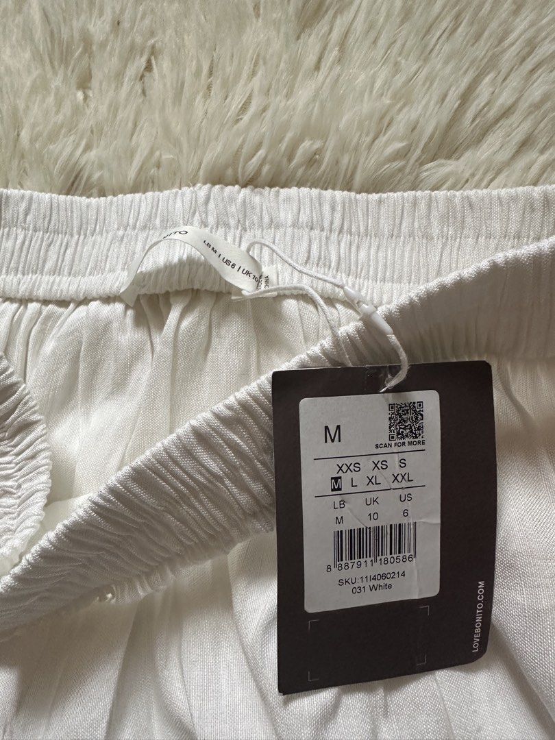 Love Bonito Side Slit Skirt (Category: Skirts) located in Lucena. Submitted by helpmedeclutter07 (Listing ID 1467390660, Image 3). Description: Med on tag.