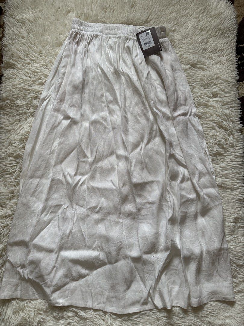 Love Bonito Side Slit Skirt (Category: Skirts) located in Lucena. Submitted by helpmedeclutter07 (Listing ID 1467390660, Image 1). Description: Med on tag.