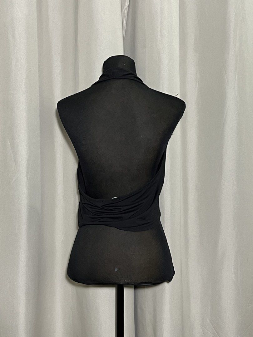 Lovito black halter neck crop top (Category: Sleeveless) located in Las Pinas. Submitted by jilanah (Listing ID 1467572470, Image 2). Description: Never used, no tag.