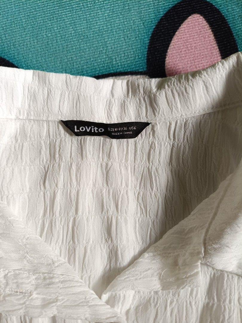 Lovito White Crinkled Button-Up Crop Top Polo (Category: Blouses) located in Santa Maria. Submitted by abclosetph (Listing ID 1467422462, Image 2). Description: medida size! bust: 36 length: 18.5 - unused - color may vary due to lighting. - manage your expectations..