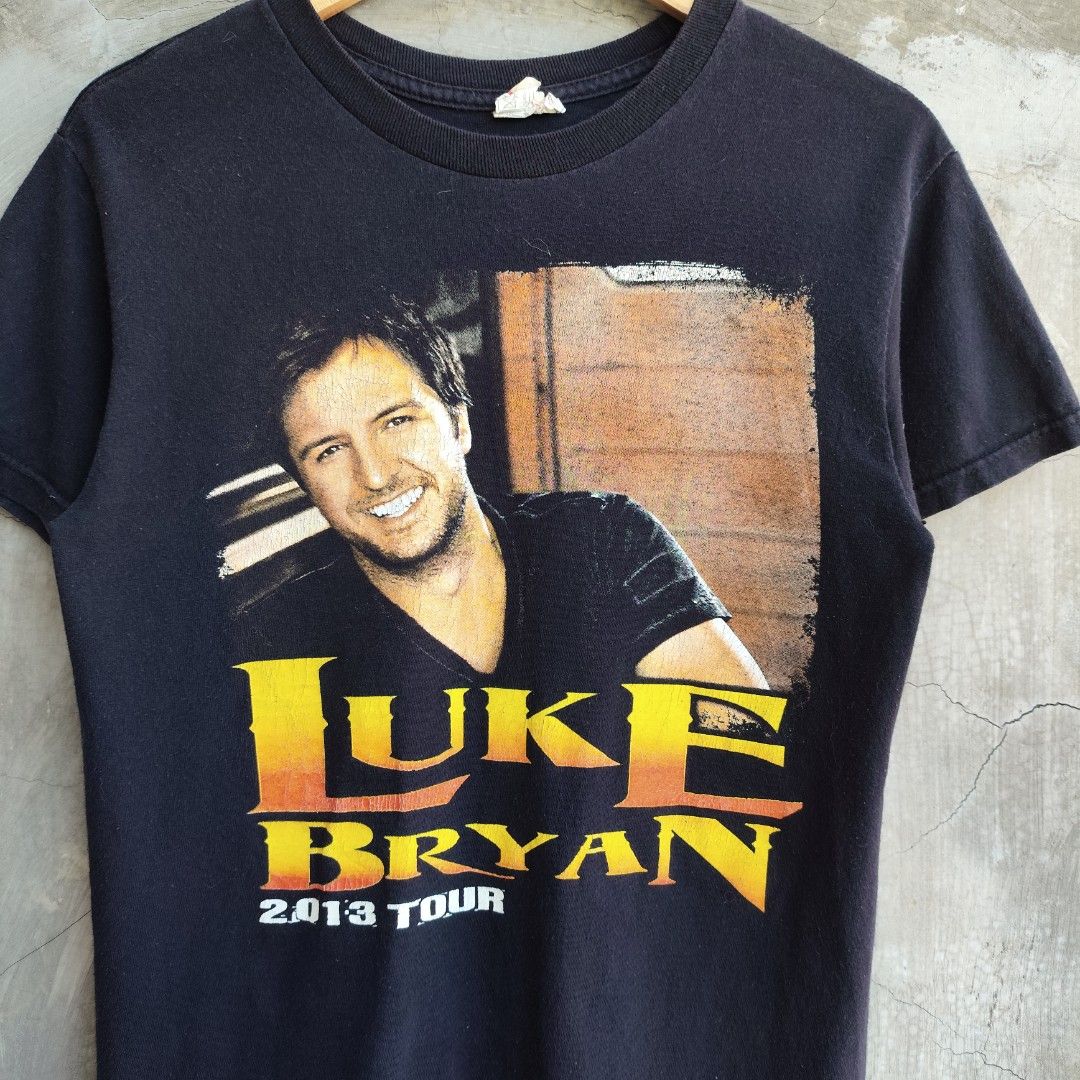 Luke Bryan - Crash my Party 2013 Tour (Category: Tshirts & Polo Shirts ) located in Tayabas. Submitted by streetdept.ph (Listing ID 1467448464, Image 2). Description: Luke Bryan - Crash my Party 2013 Tour Measurements (inches): Width 18 Length 26 Size: Small Good condition Flaw: loose stitching sa armpit, hairlines and cracks.