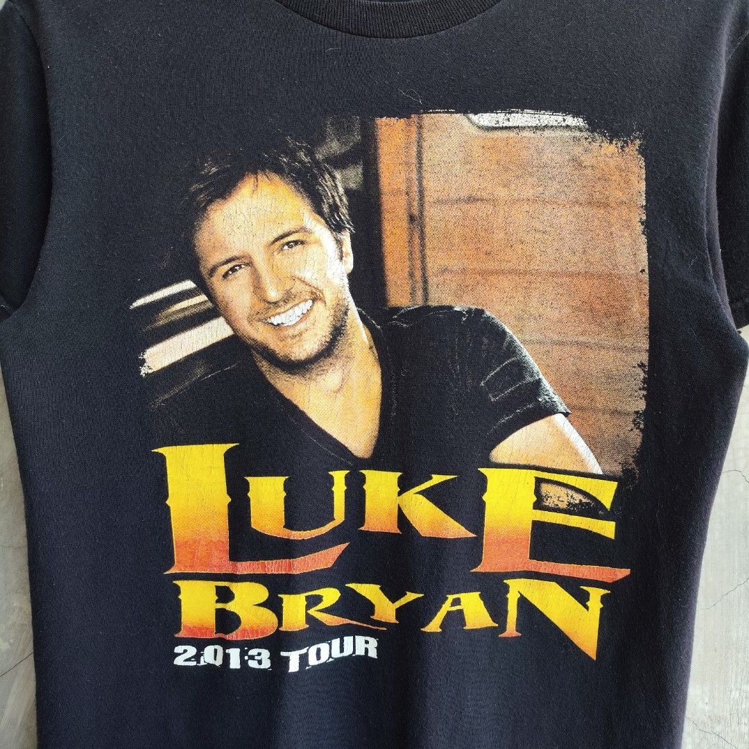 Luke Bryan - Crash my Party 2013 Tour (Category: Tshirts & Polo Shirts ) located in Tayabas. Submitted by streetdept.ph (Listing ID 1467448464, Image 3). Description: Luke Bryan - Crash my Party 2013 Tour Measurements (inches): Width 18 Length 26 Size: Small Good condition Flaw: loose stitching sa armpit, hairlines and cracks.